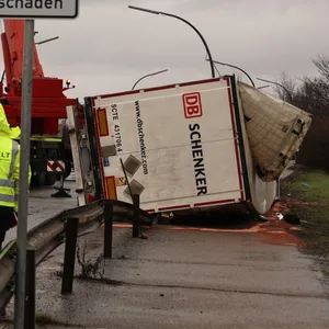 Der Lkw kippte auf die Seite.