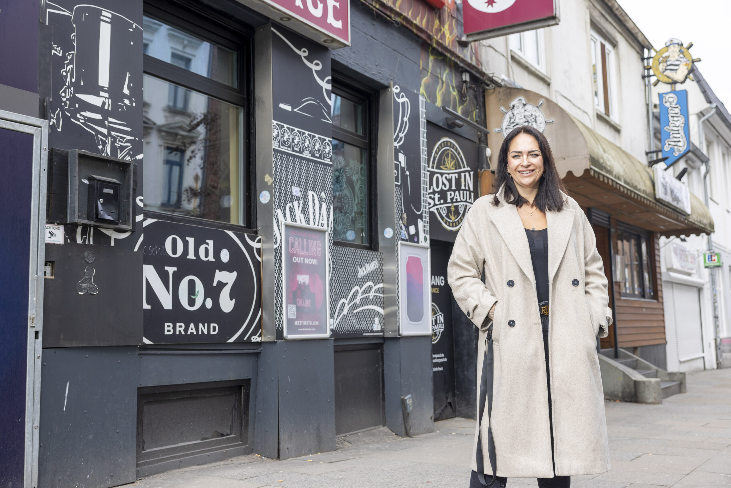 Ricarda Belmar (35) vor ihrem „Lost in St. Pauli“-Appartementhaus direkt an der Davidstraße/ Ecke Herbertstraße.