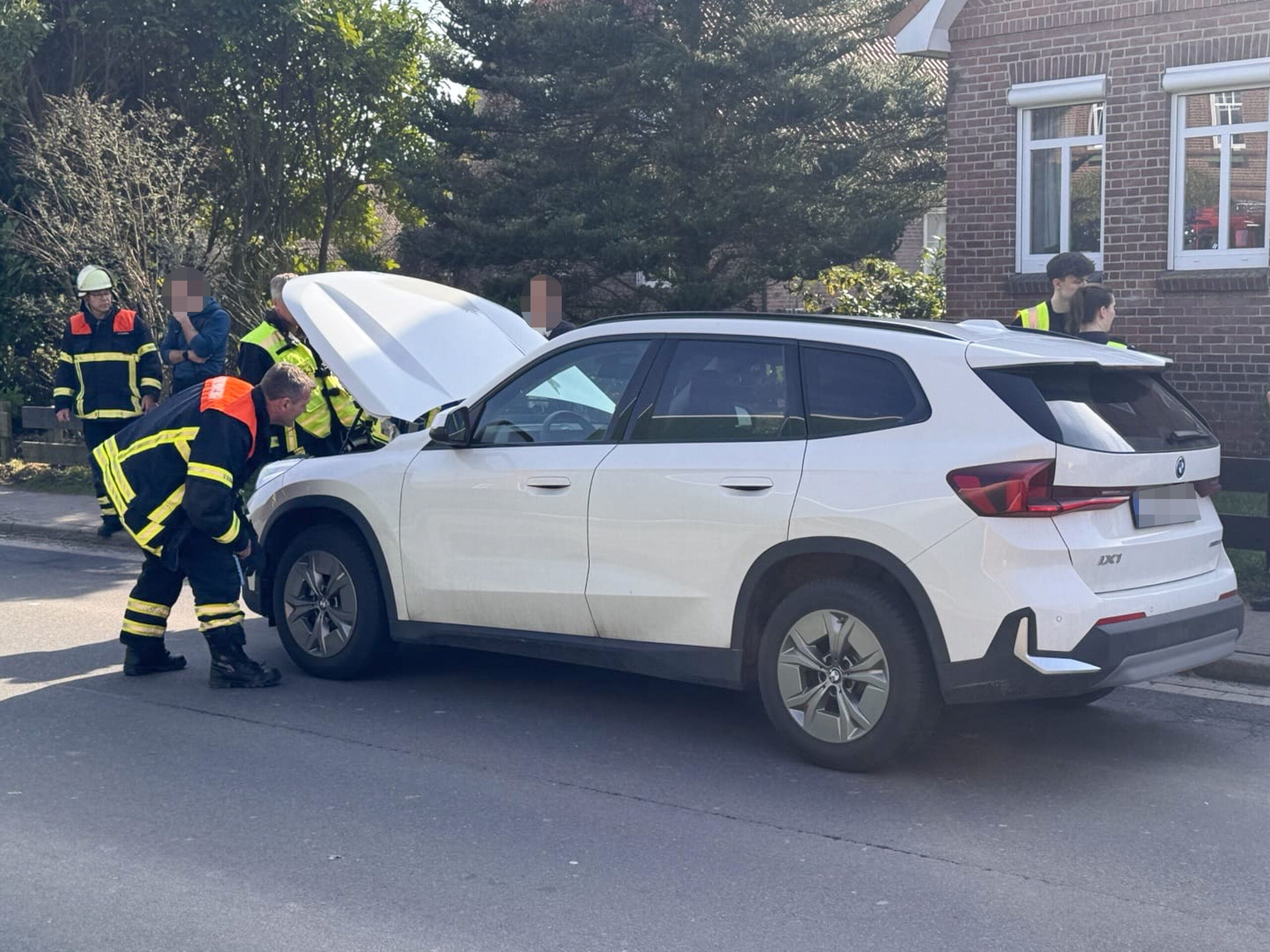 Bei einem Unfall in Hollern im Landkreis Stade ist ein BMW mit einem 13-jährigen Fahrradfahrer zusammengeprallt.