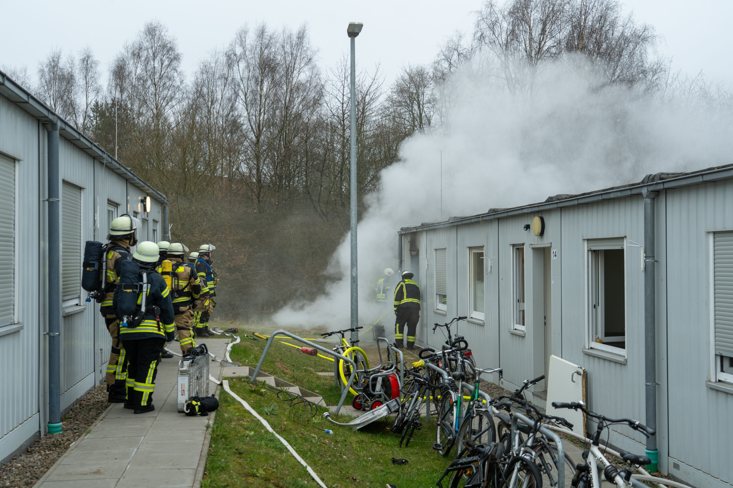Feuerwehrkräfte löschen den Brand in der Asylunterkunft in Buchholz (Nordheide).