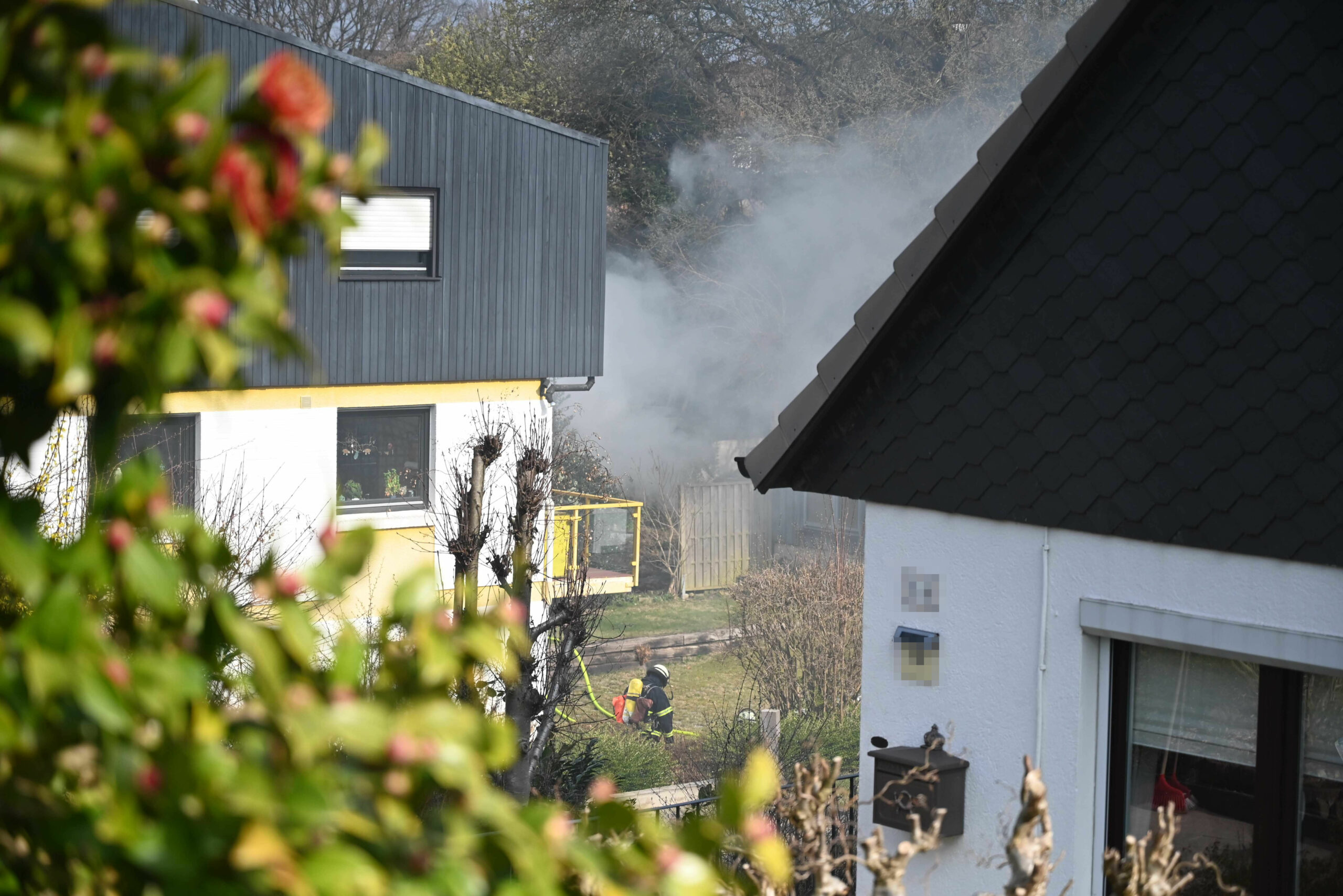 Eine Ausbreitung des Feuers auf benachbarte Gebäude konnten die Einsatzkräfte verhindern.