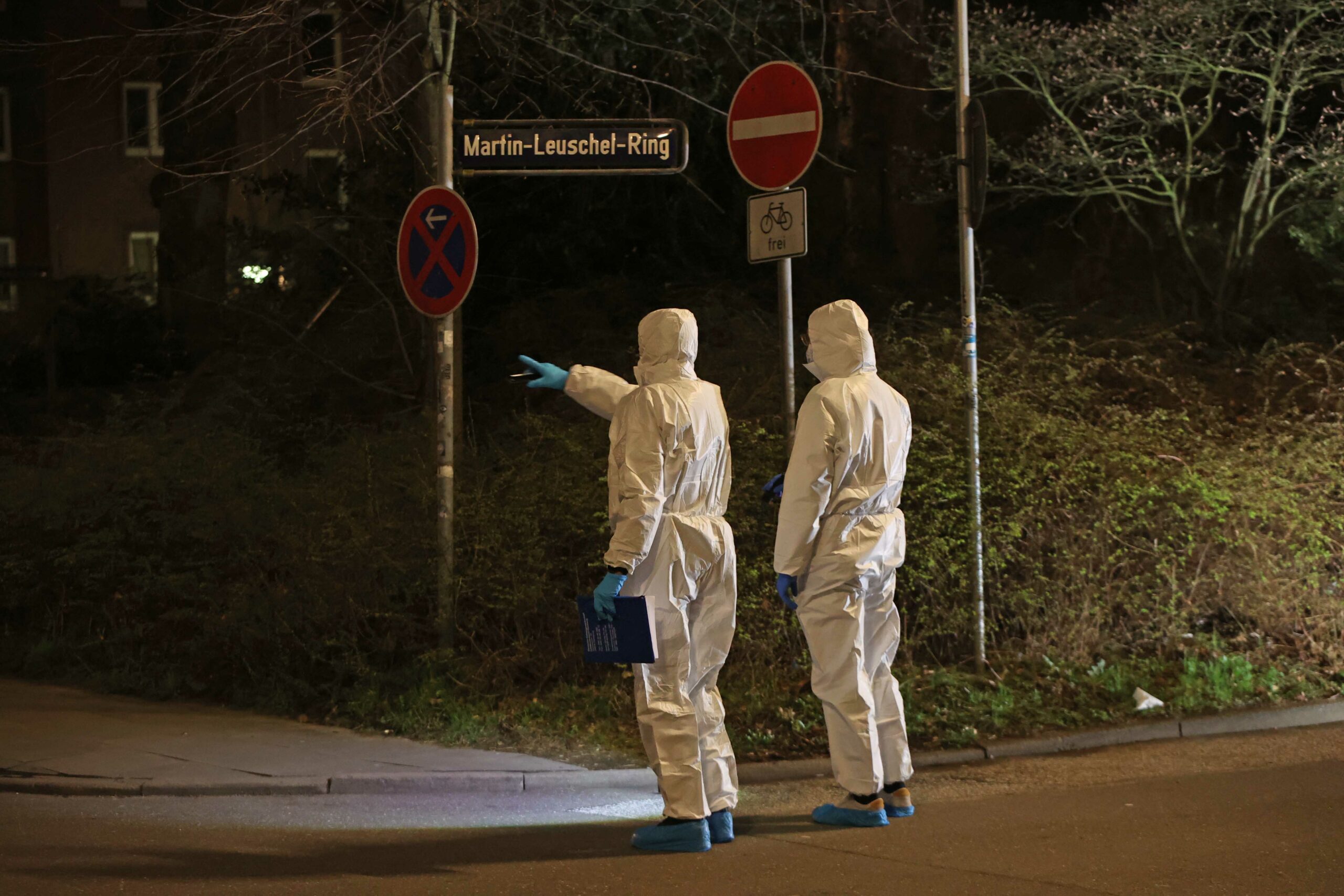 Beamte der Spurensicherung am Tatort der Messer-Attacke in Harburg.