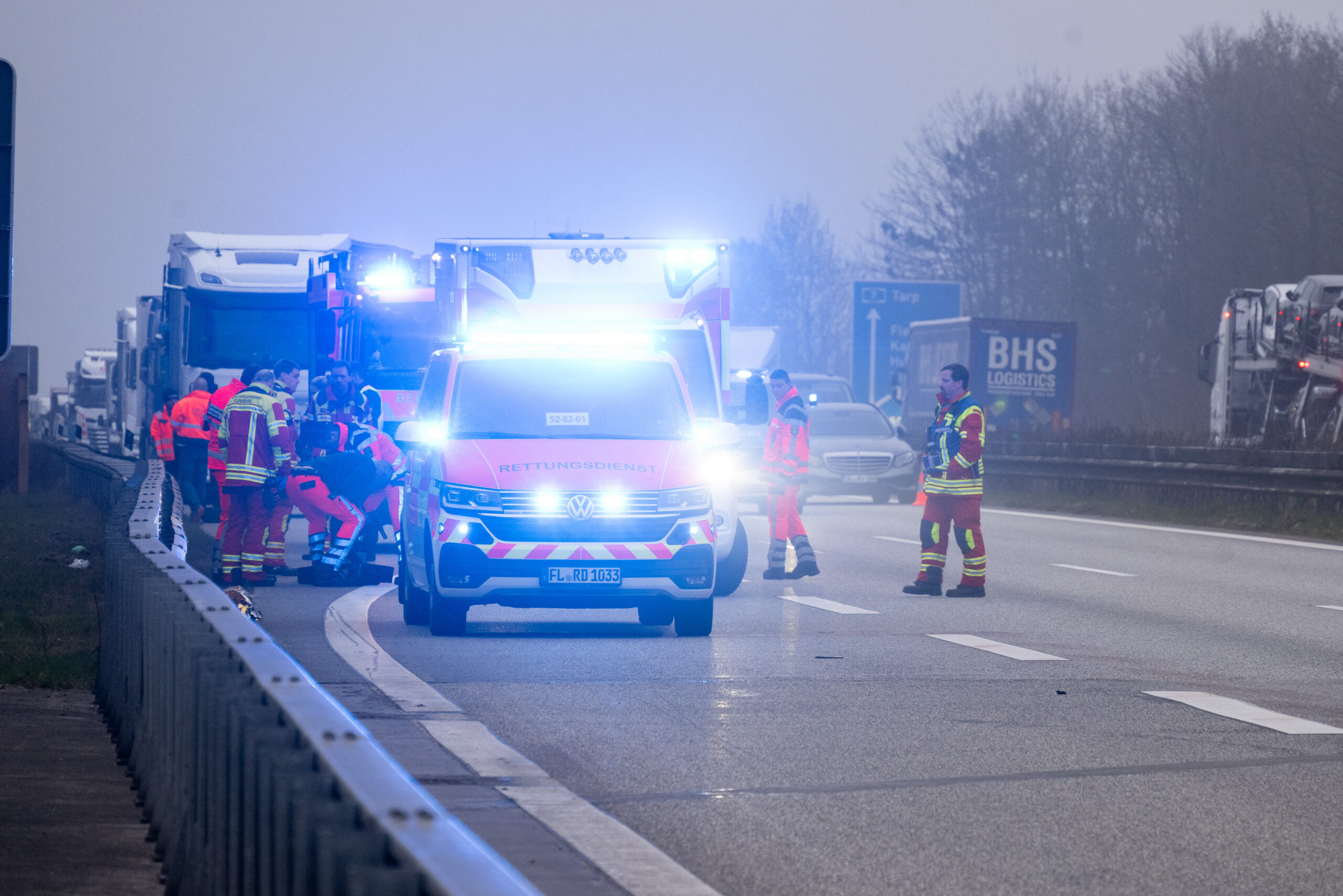Rettungskräfte an der Einsatzstelle auf der A7 bei Flensburg.