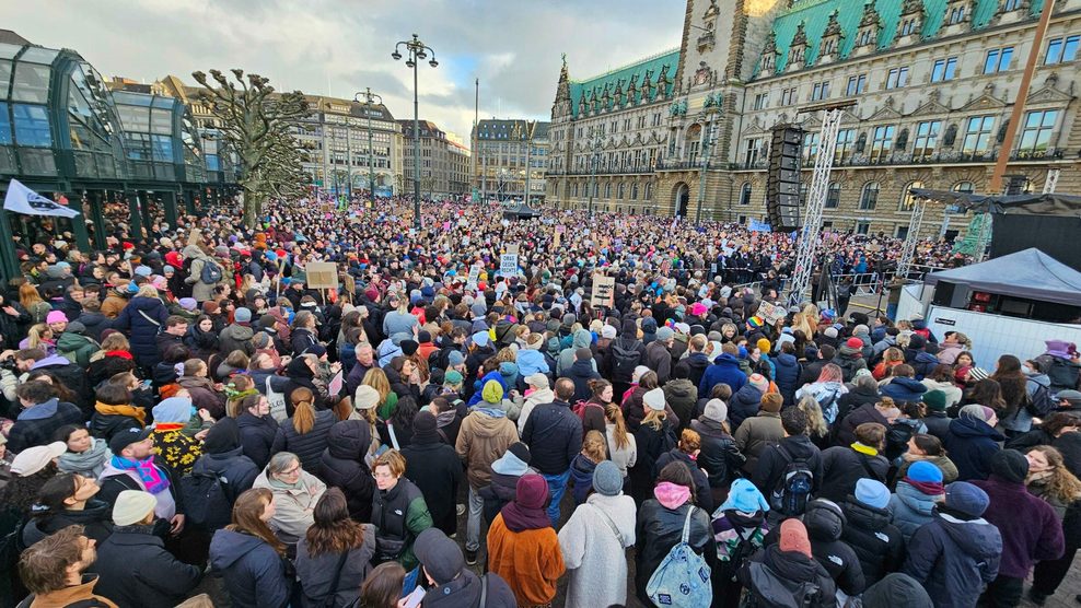 Bei der Demo wurde es auf dem Rathausmarkt rappelvoll.