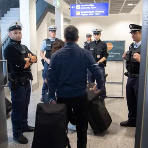 Mann hatte Geldstrafe nicht gezahlt – als er aus dem Urlaub kam, klickte die Handschellen