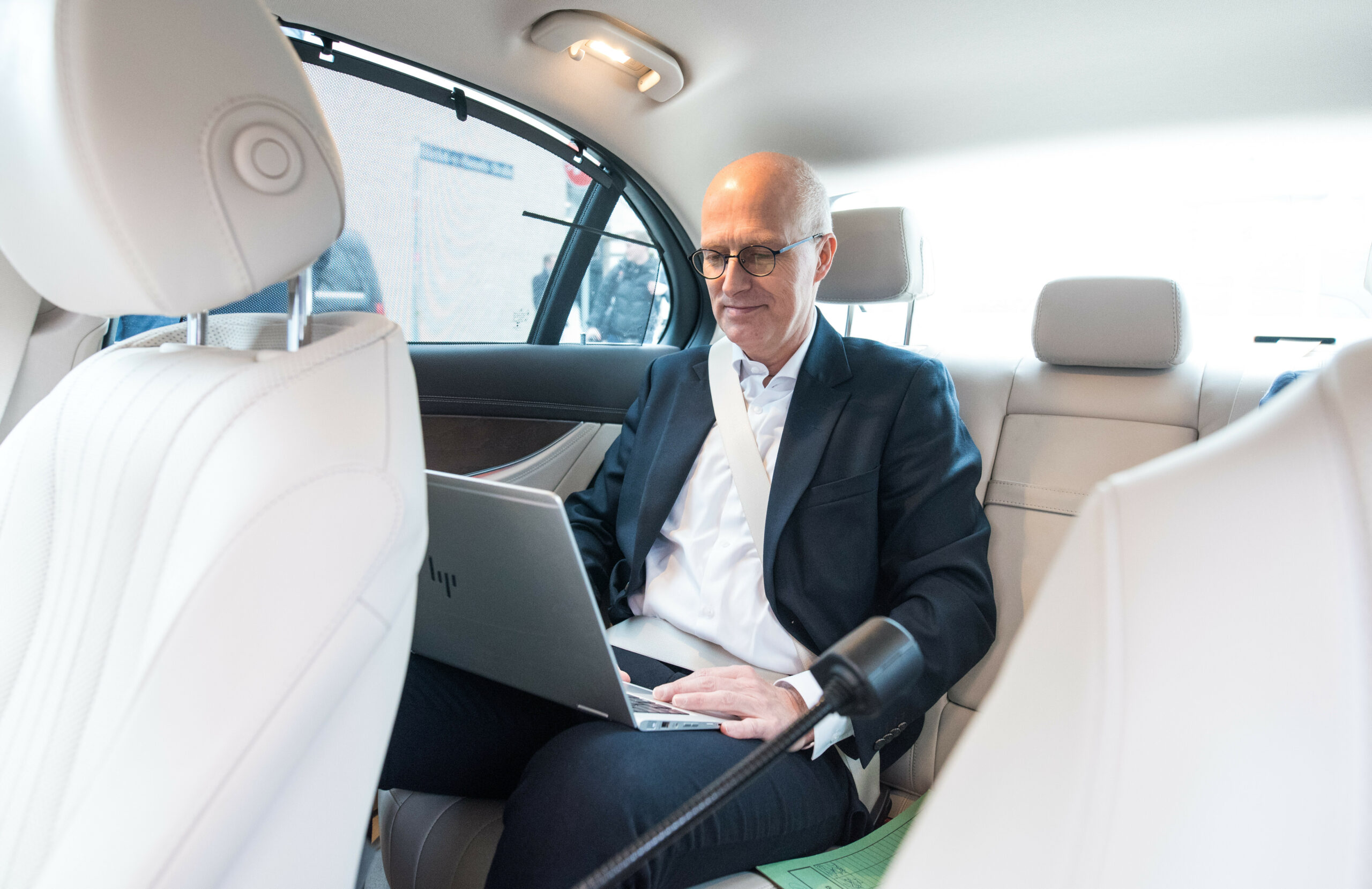 Bürgermeister Peter Tschentscher (SPD) am Laptop. Die Stadt treibt die Einführung von Microsoft 365 in der öffentlichen Verwaltung voran. (Archivbild)