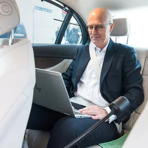 Bürgermeister Peter Tschentscher (SPD) am Laptop. Die Stadt treibt die Einführung von Microsoft 365 in der öffentlichen Verwaltung voran. (Archivbild)