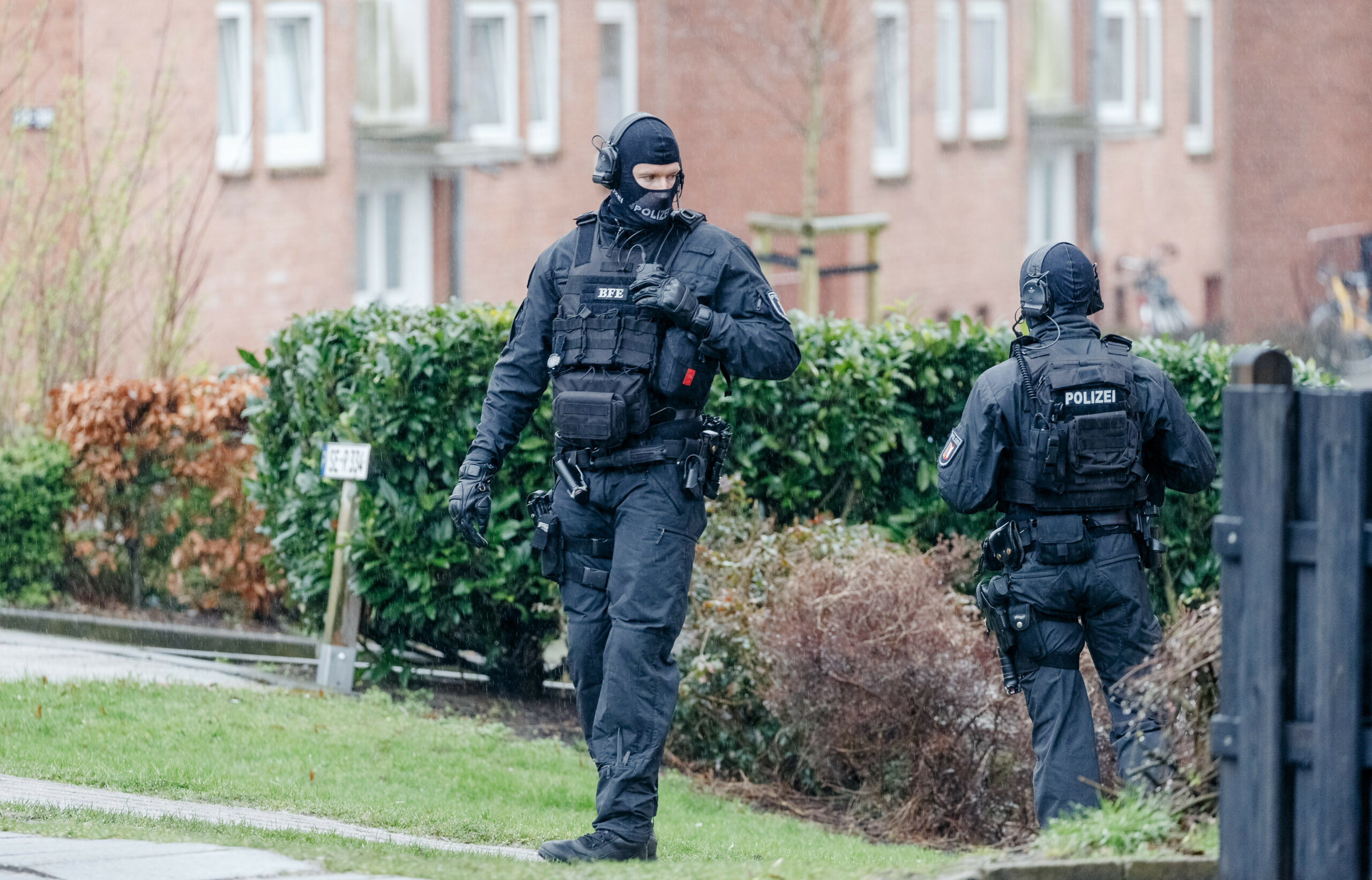 Polizeibeamte bei Razzia. Großeinsatz in Schleswig-Holstein. (Symbolbild)