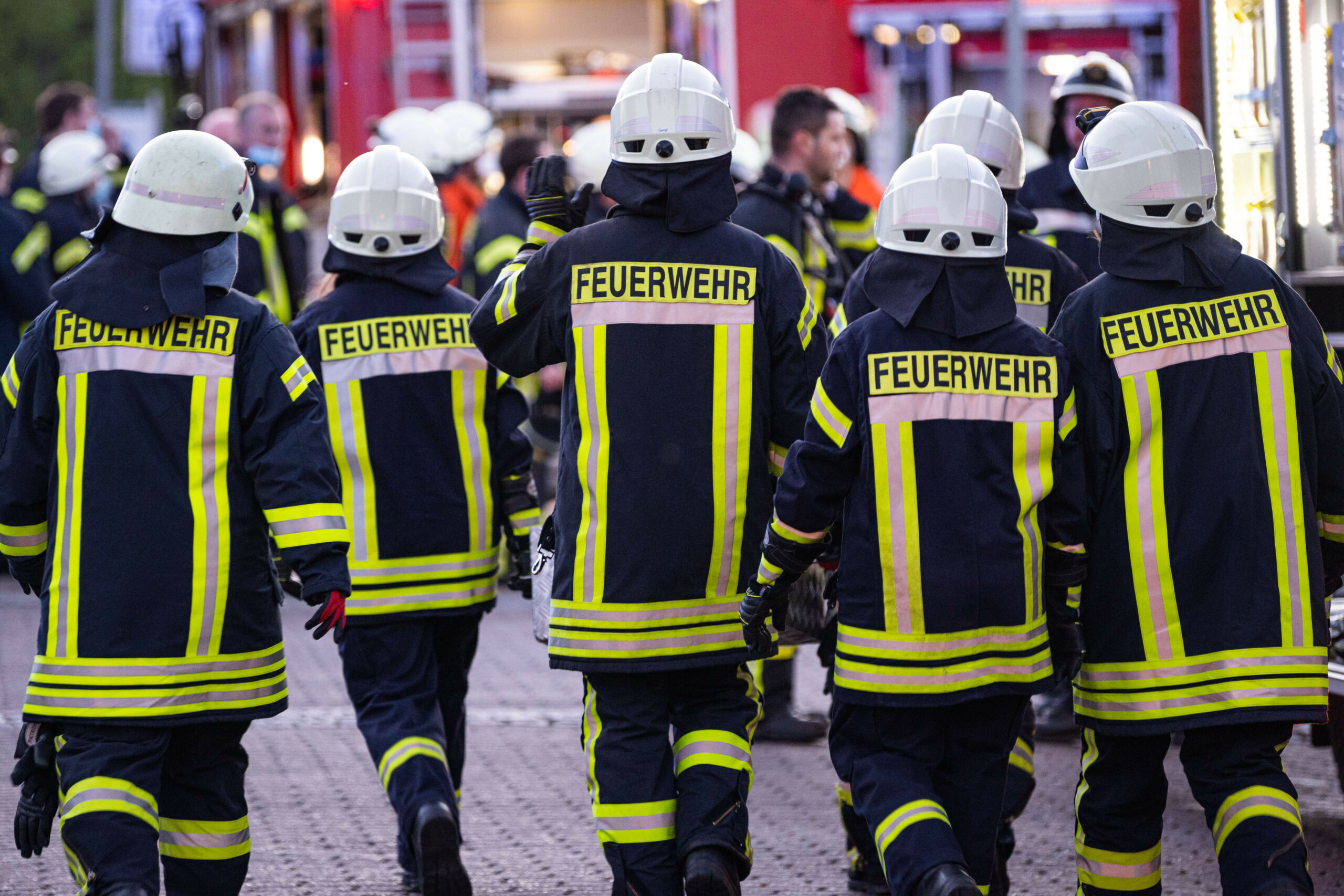 Feuerwehrleute im Einsatz (Symbolfoto).