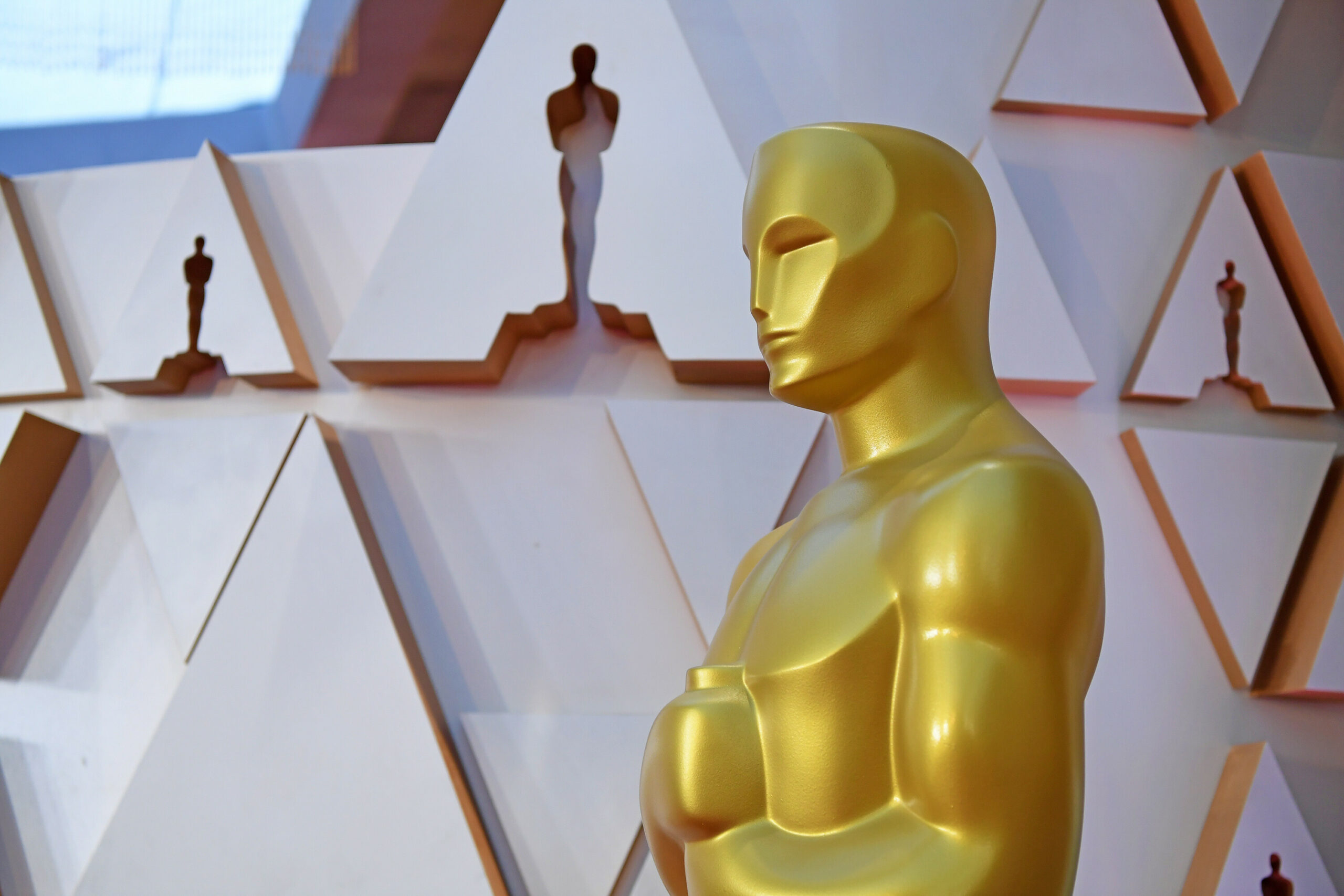 Eine Oscar-Statue steht vor dem Dolby Theater.
