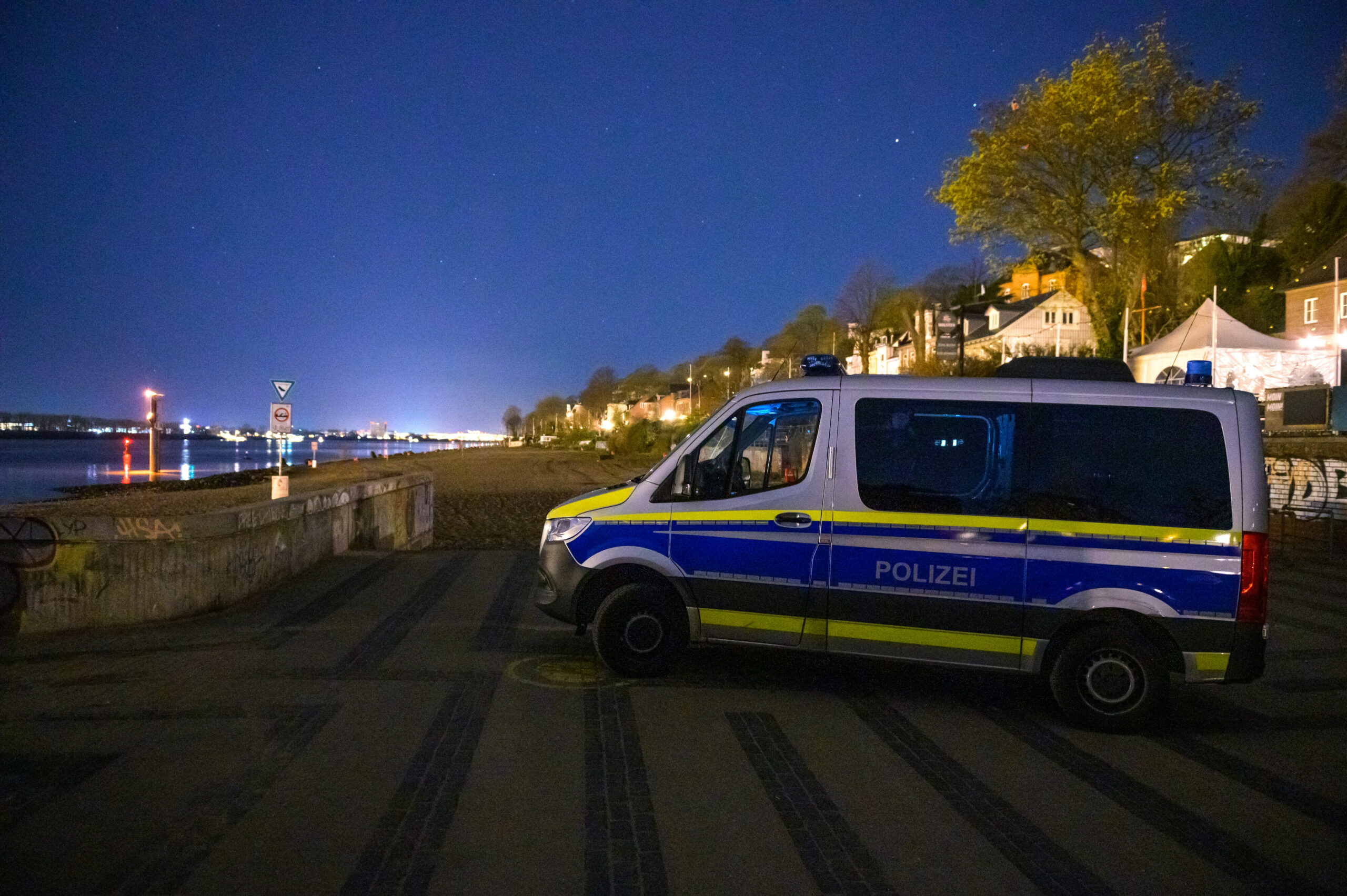Polizeieinsatz am Elbstrand (Archivbild)