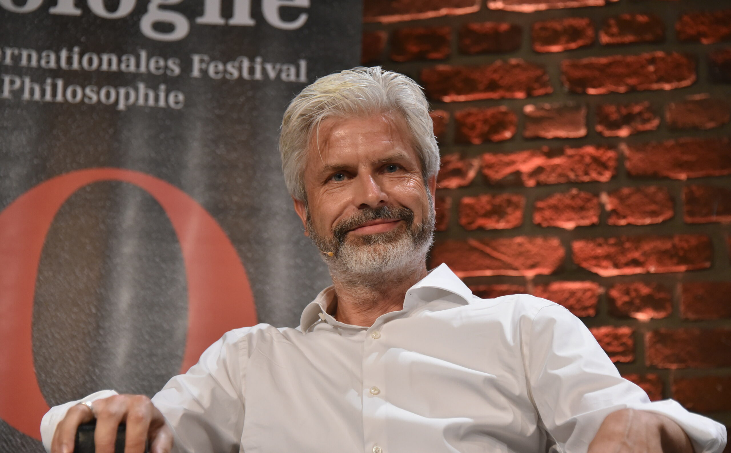 Mann mit grauem Haar in einem TV-Studio