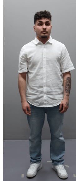 Der Geflüchtete ist 22 Jahre alt, hat ein Piercing am linken Ohr und etwa 1,81 Meter groß.