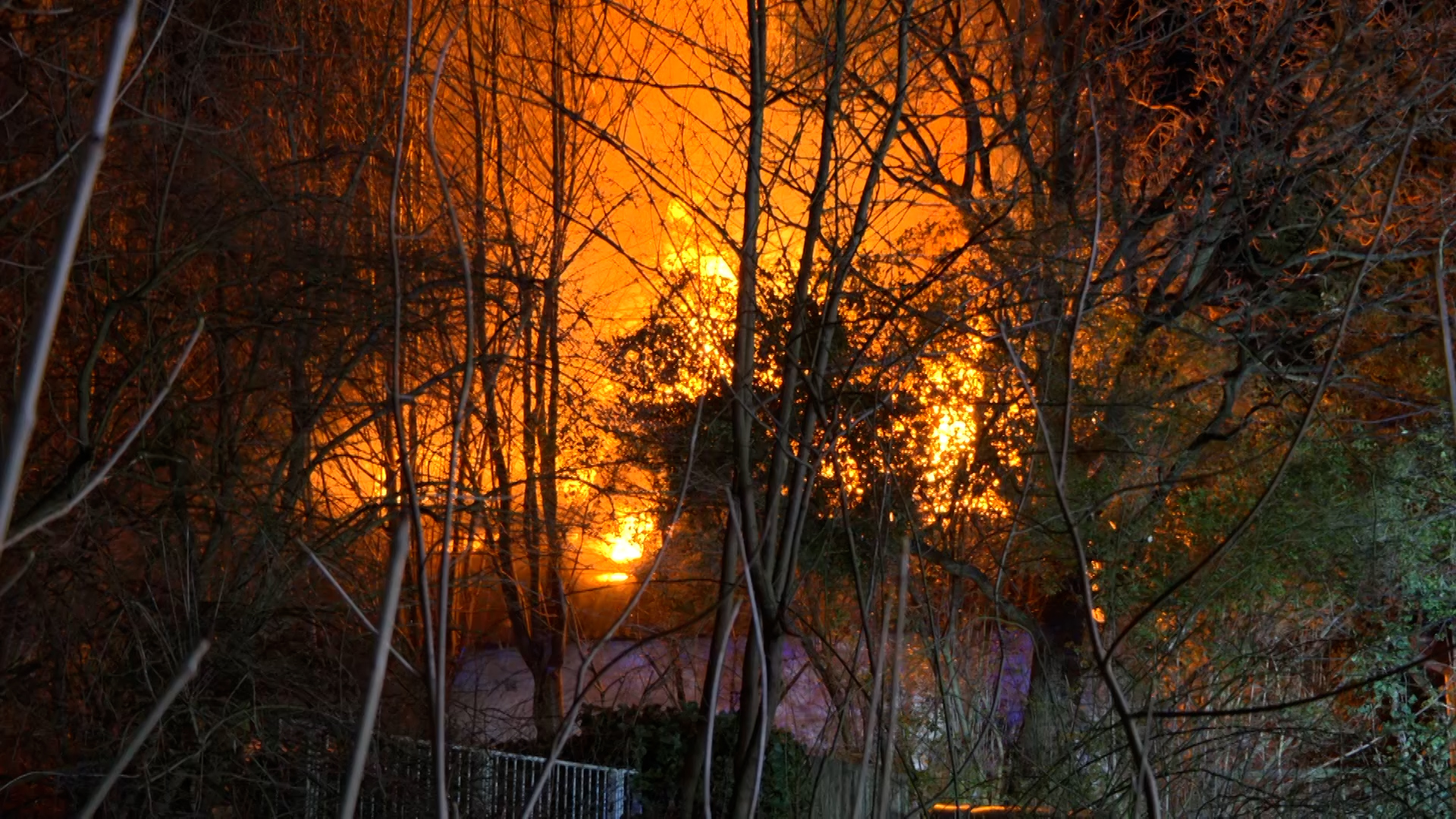 Das Haus stand in Flammen.