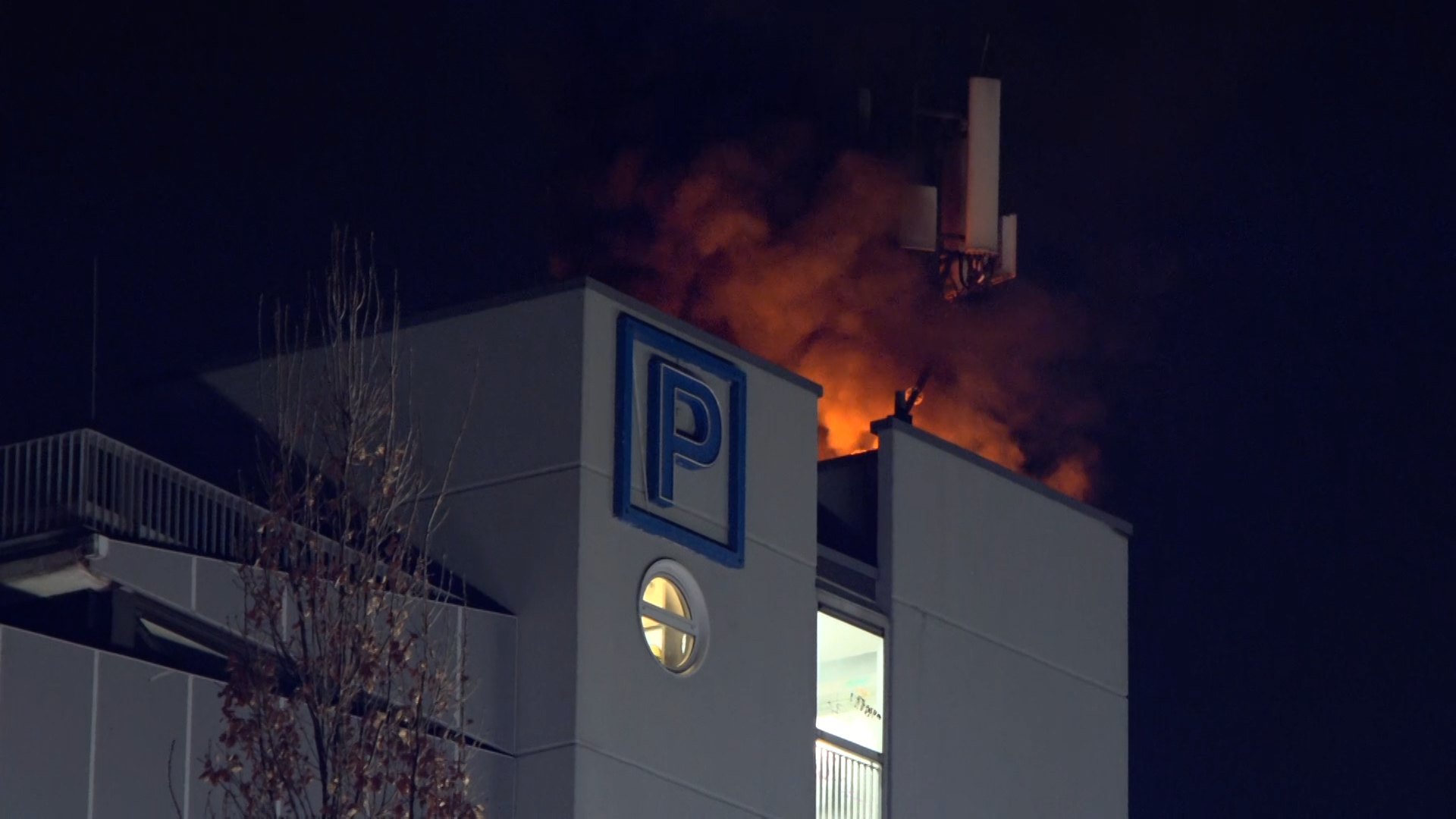 Flammen auf dem Dach des Parkhauses. Die Polizei geht von Brandstiftung aus.