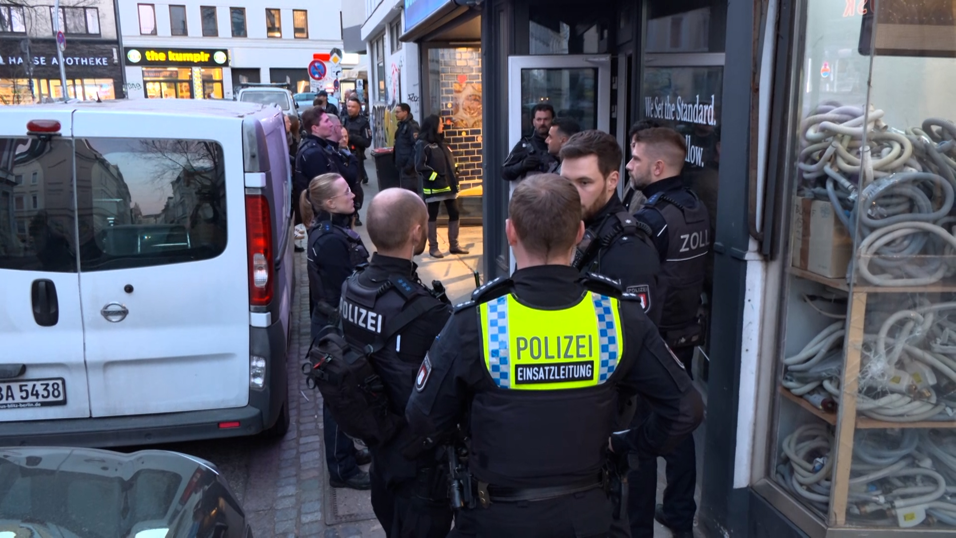 Die Einsatzkräfte vor einer Kneipe in Ottensen, in der Kokain sichergestellt wurde.