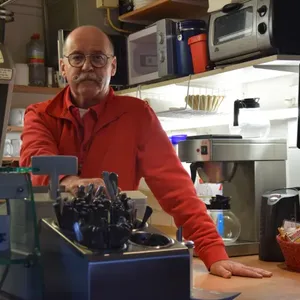Armin Zeier hinter seinem Tresen im Wedeler Trucker-Treff.