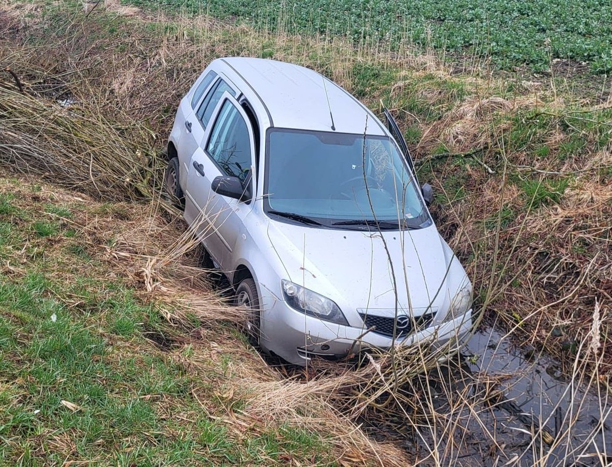 Der Wagen kam von der Fahrbahn ab und landete im Straßengraben,.