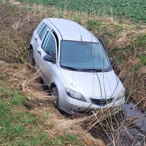 Der Wagen kam von der Fahrbahn ab und landete im Straßengraben,.