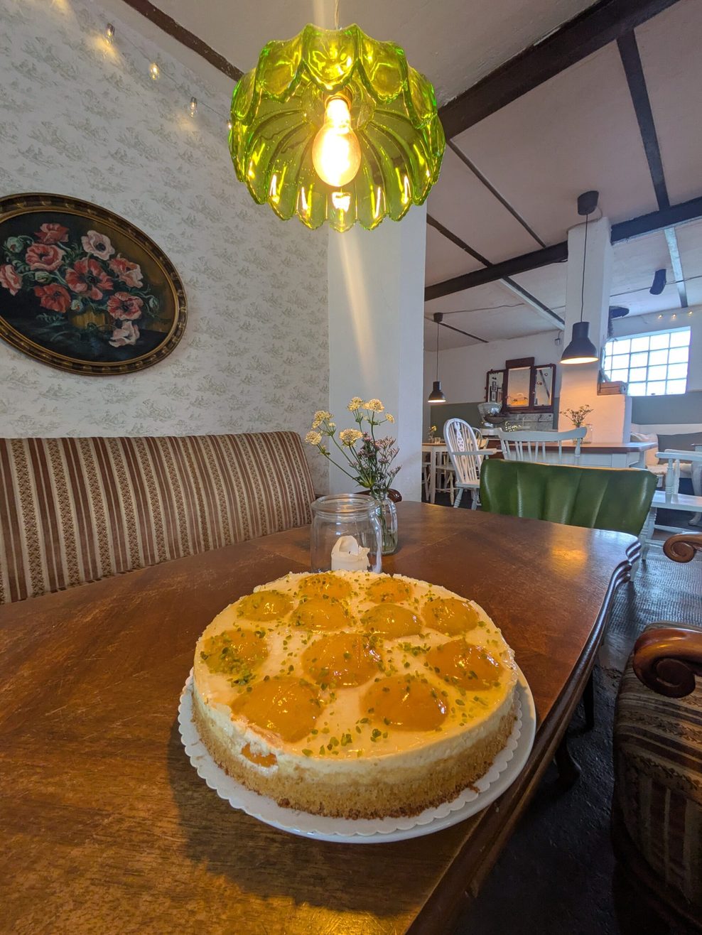 Im „Lovely Vintage Café“ gibt es wechselnde Kuchen und Torten. 