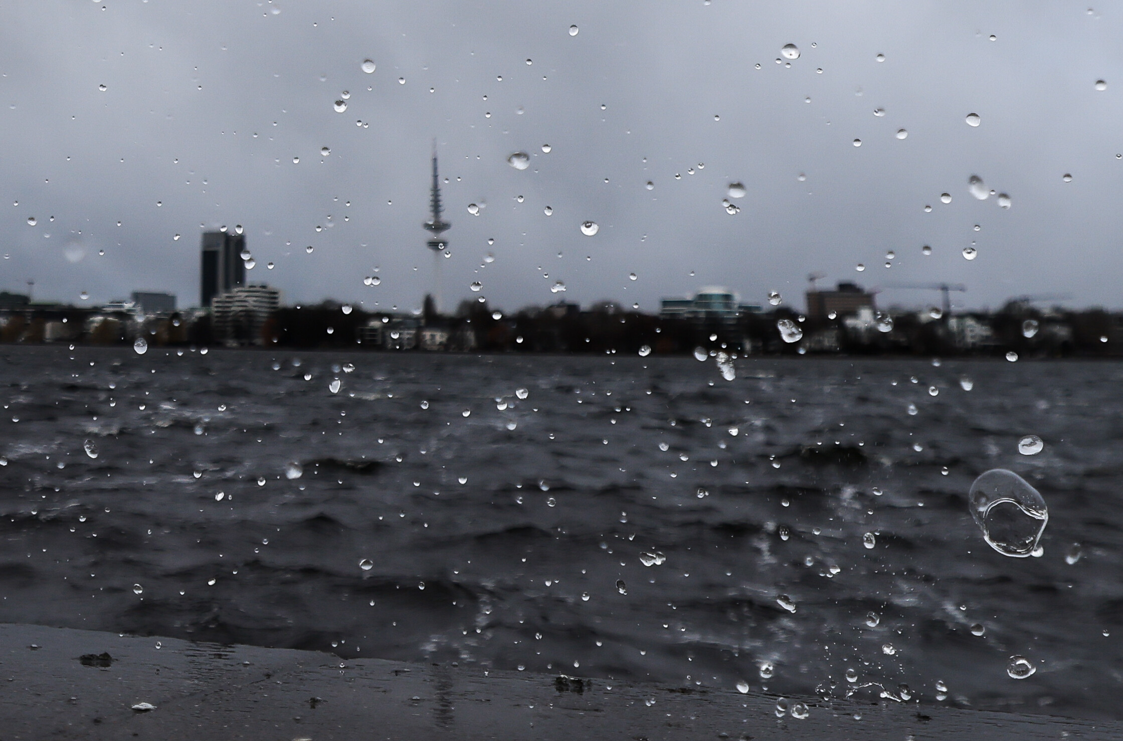 Trübe Aussichten: In den kommenden Tagen wird das Wetter in Hamburg mit Sturm und Regen ungemütlich.