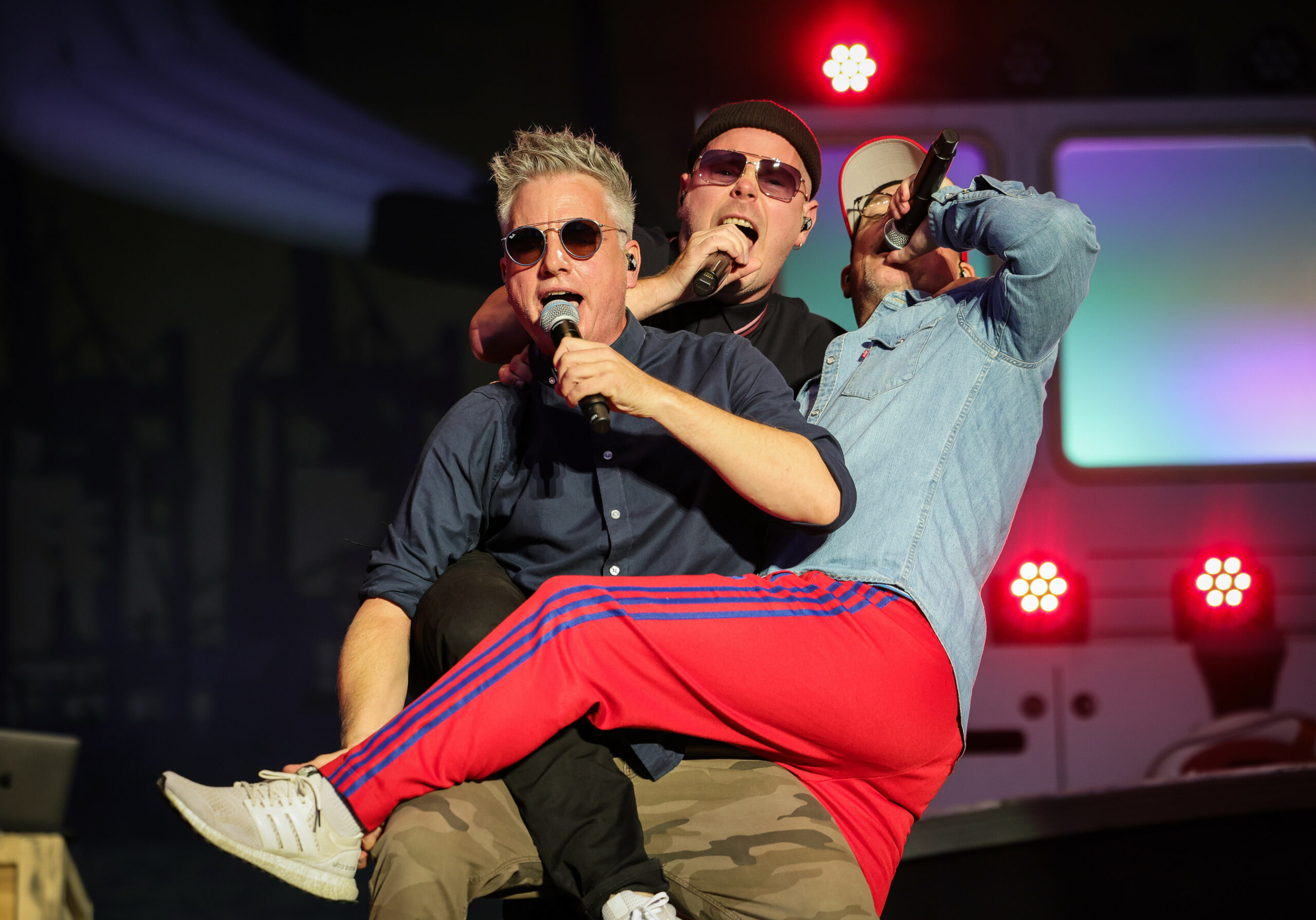Martin „Doktor Rentz“ Vandreier (l-r), Boris „König Boris“ Lauterbach und Björn „Björn Beton“ Warns der Hamburger Band Fettes Brot, spielten 2023 noch Konzerte auf der Trabrennbahn.