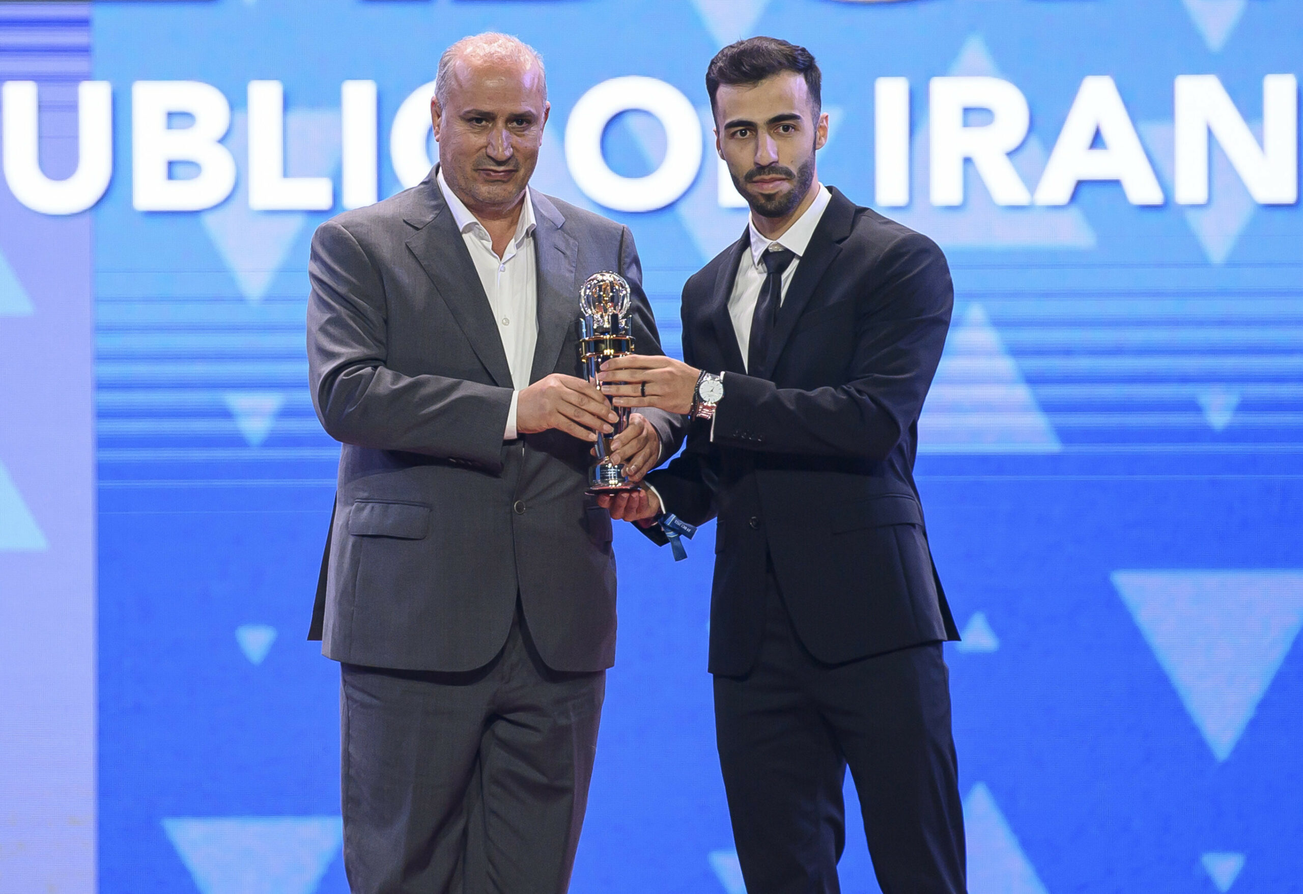 Der iranische Fußballpräsident Mehdi Taj übergibt die Trophäe des Futsal Player of the year an Moslem Oladghobad.