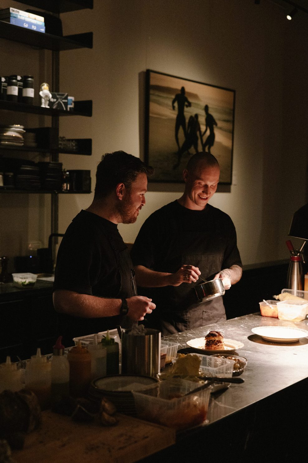 Marc Moog (l.) und Hannes Plewa kochen im Pop-up-Restaurant „Zero Neuf“.