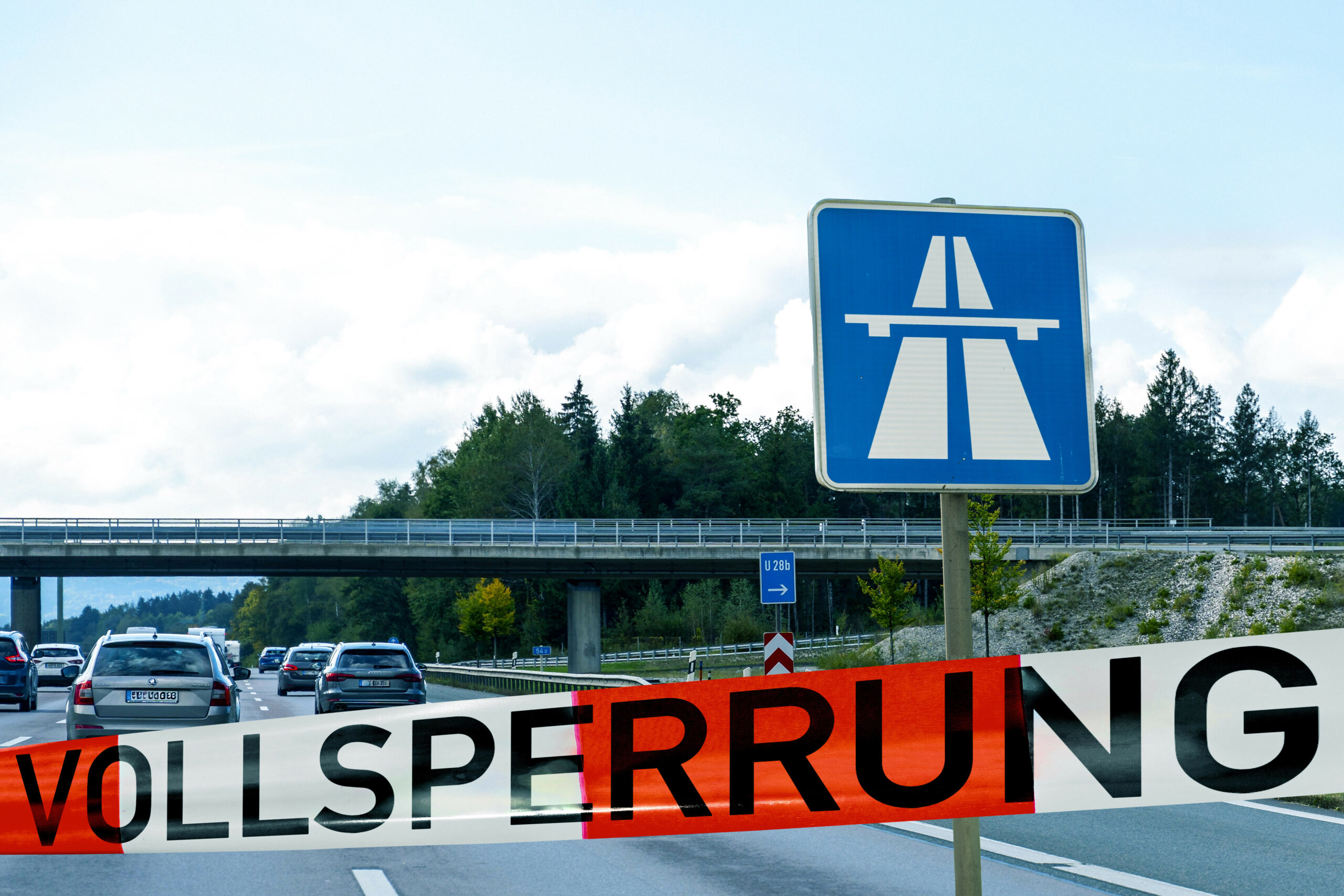 Nach einem Unfall auf der A1 ist die Autobahn mehrere Stunden gesperrt. (Symbolbild)