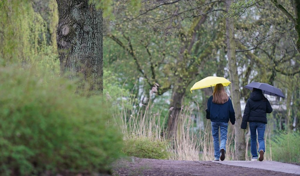 Himmel über Hamburg mit wechselhafter Bewölkung