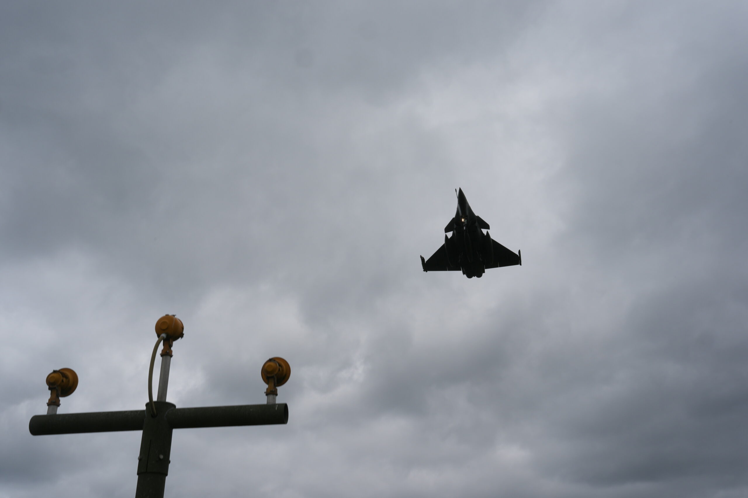 Ein Kampfjet ist auf dem Flugfeld des Taktischen Luftwaffengeschwaders 51 im Anflug.