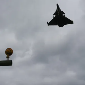 Ein Kampfjet ist auf dem Flugfeld des Taktischen Luftwaffengeschwaders 51 im Anflug.