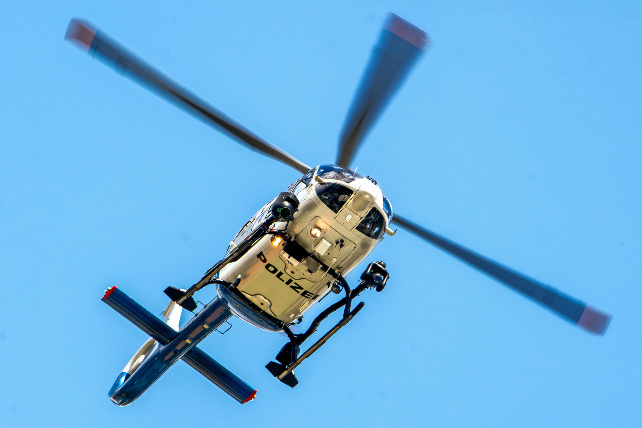 Ein Polizeihubschrauber in der Luft