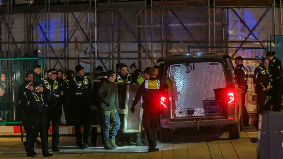 Hier wird der eingefangene Wolf abtransportiert.