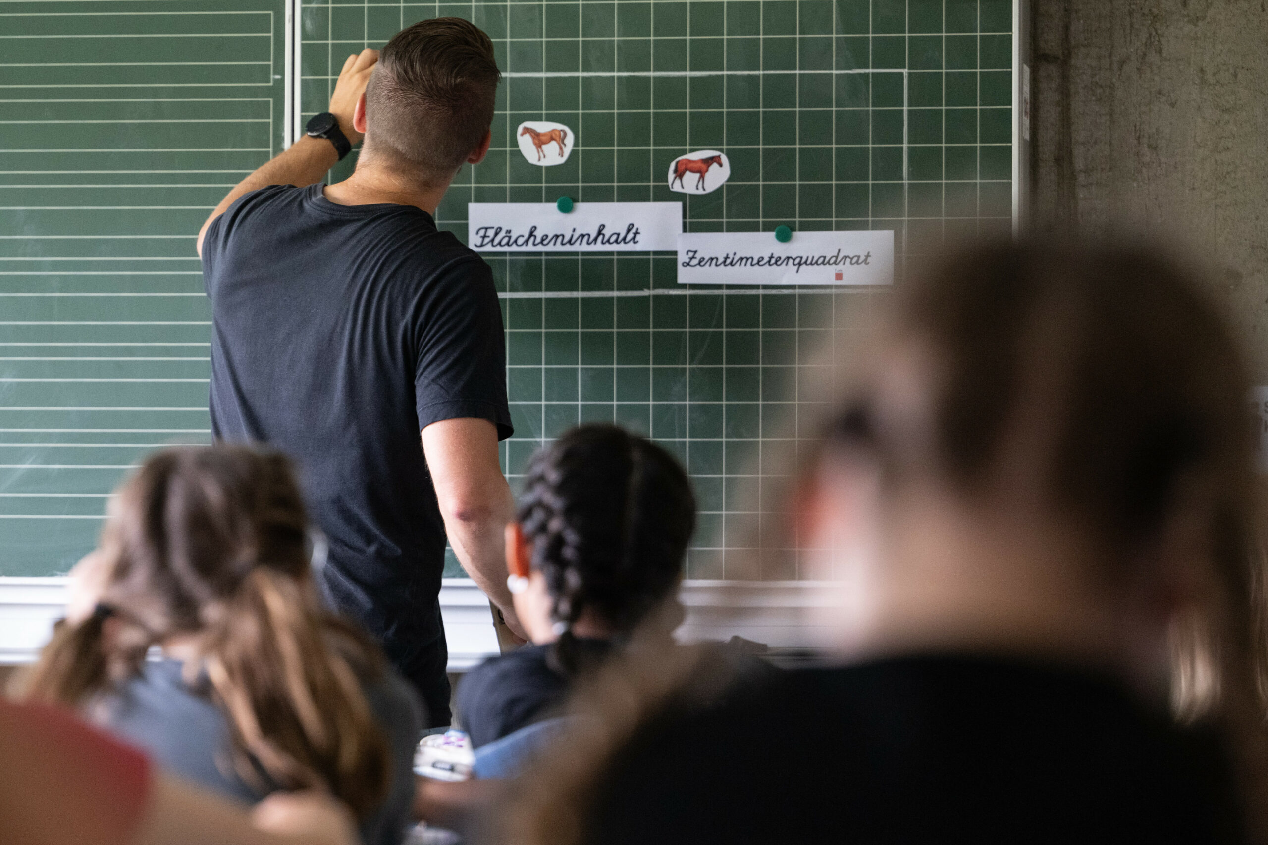 Ein Lehrer gibt Unterricht an einer Grundschule.