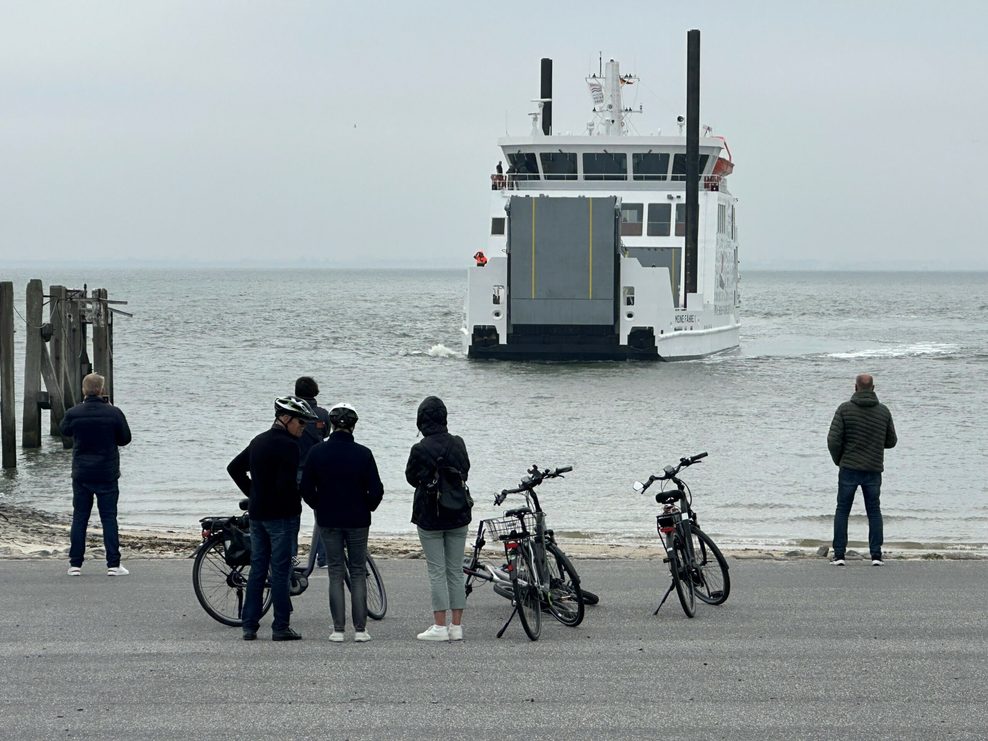 Passanten beobachten, wie das Schiff „Meine Fähre 1“ an der ostfriesischen Insel Norderney anlegt.