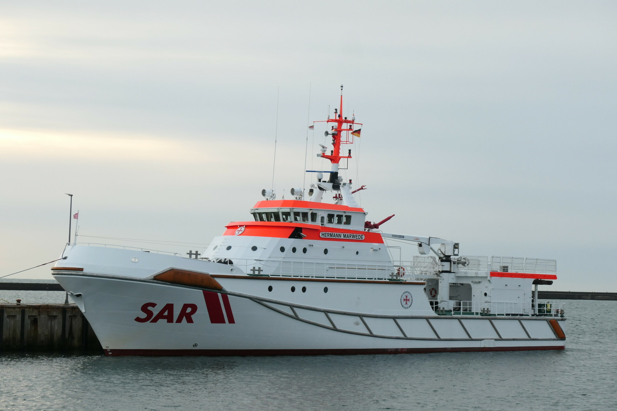 Der Seenotrettungskreuzer „Hermann Marwede“ liegt im Hafen von Helgoland. (Archivfoto)