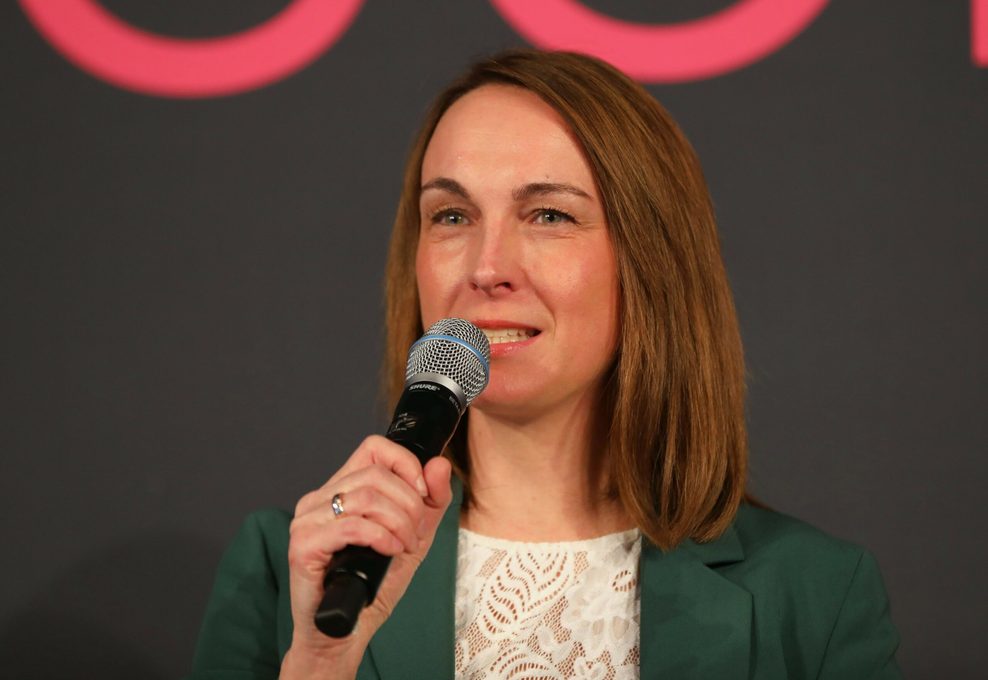Anne-Kathrin Laufmann redet in ein Mikrofon
