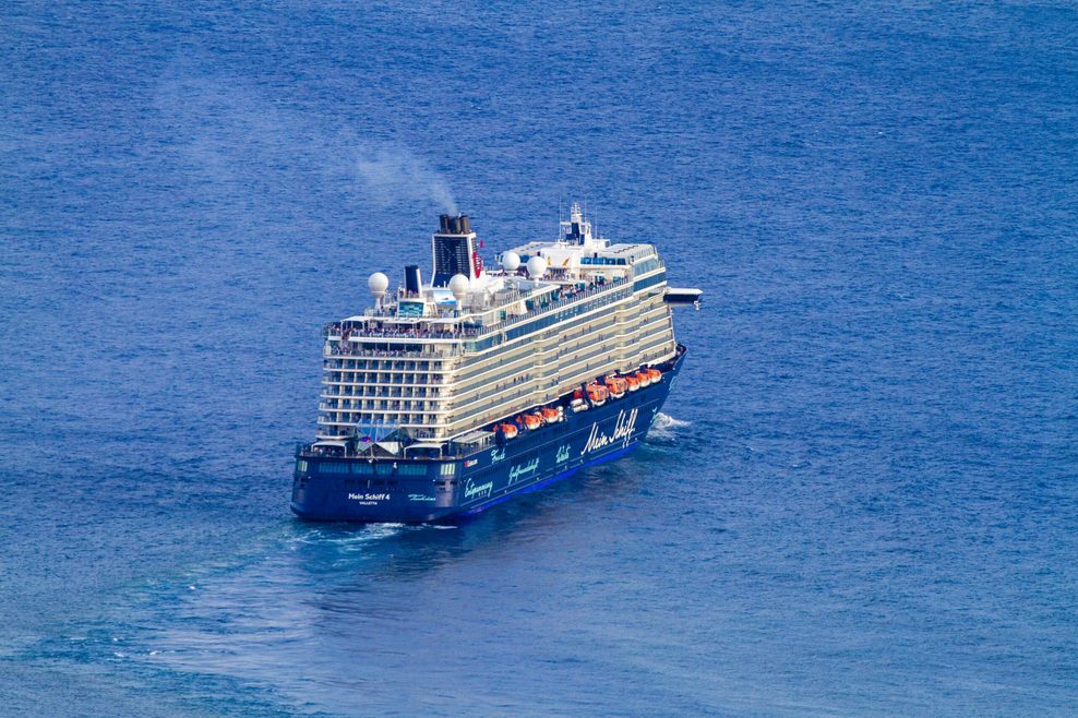 „Mein Schiff 4“ von TUI Cruises fährt bei gutem Wetter über das Meer.