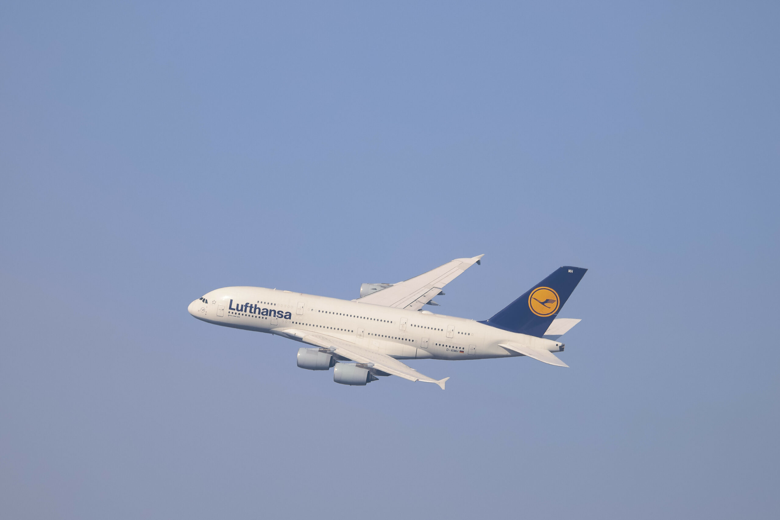Ein Lufthansa Airbus A380 beim Start