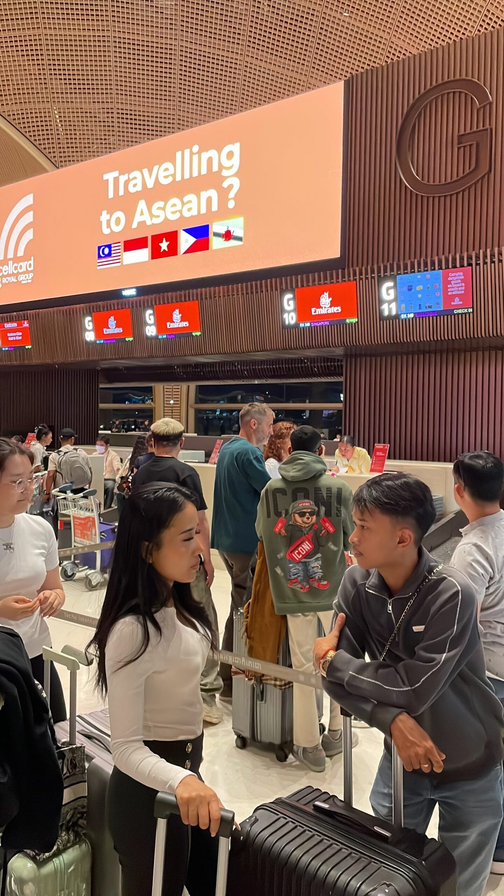 Lange Schlange vor dem Check-in-Schalter des Emirates-Flugs nach Dubai.