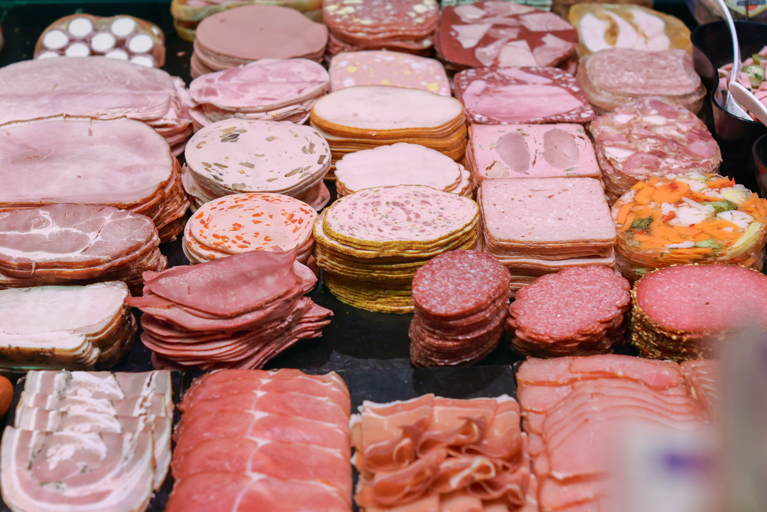 Wurst und Schinken in der Kühltheke einer Fleischerei (Symbolfoto).