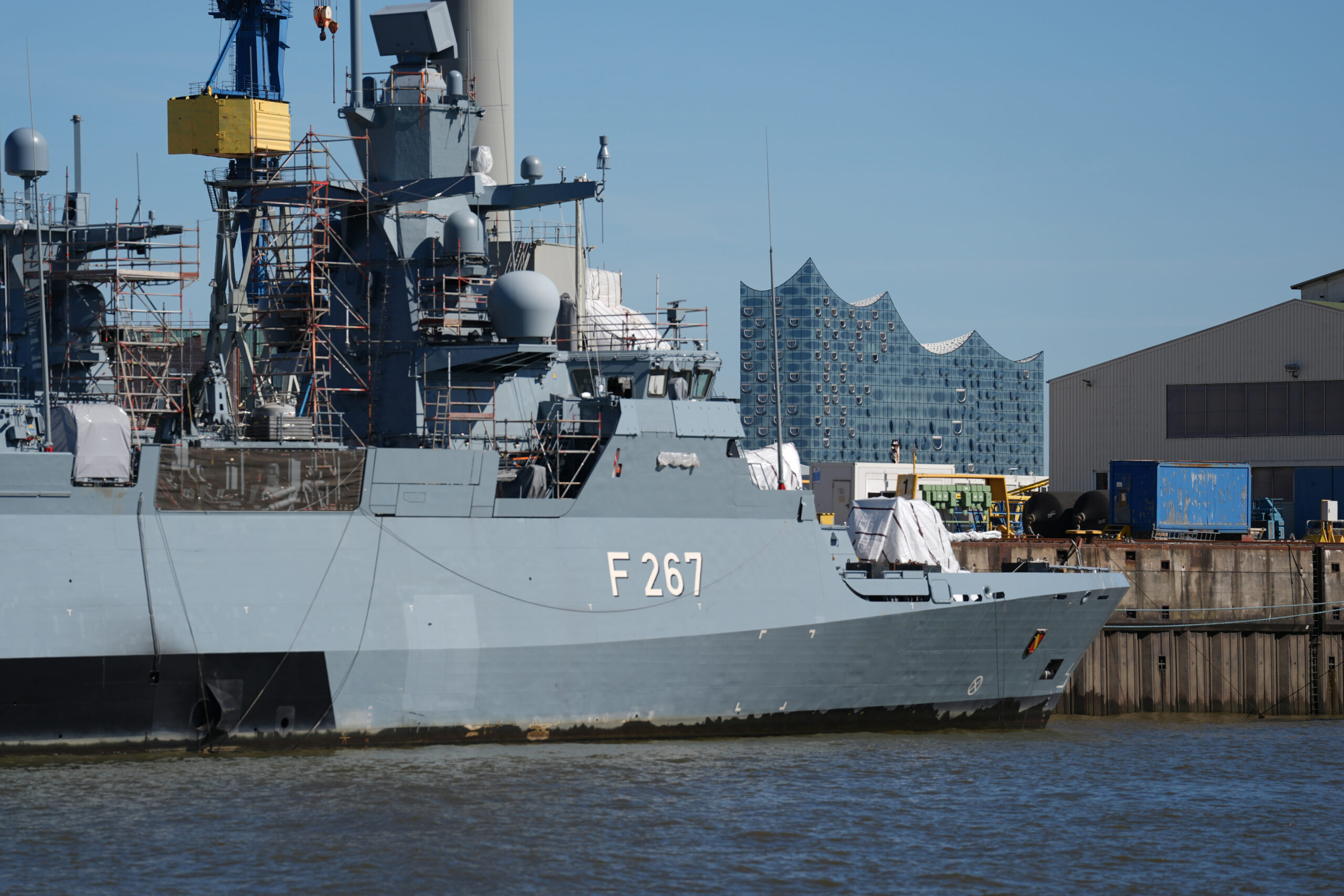 Die Korvette F 267 „Karlsruhe“, eine der insgesamt fünf neuen Korvetten der Klasse 130 für die Deutsche Marine, liegt am Kai der Werft Blohm+Voss im Hamburger Hafen.