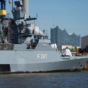 Die Korvette F 267 „Karlsruhe“, eine der insgesamt fünf neuen Korvetten der Klasse 130 für die Deutsche Marine, liegt am Kai der Werft Blohm+Voss im Hamburger Hafen.