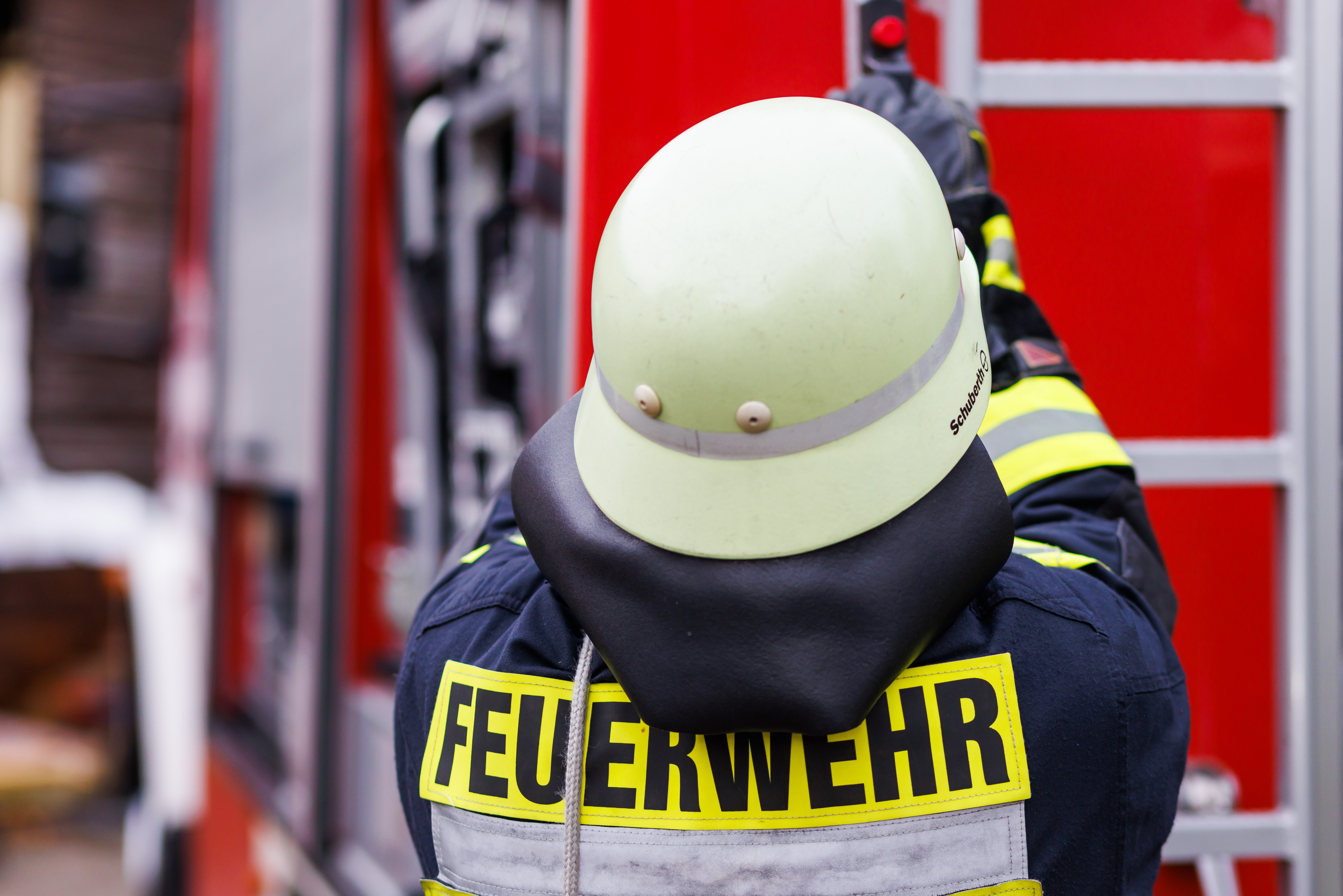 Ein Feuerwehrmann im Einsatz. (Symbolbild)