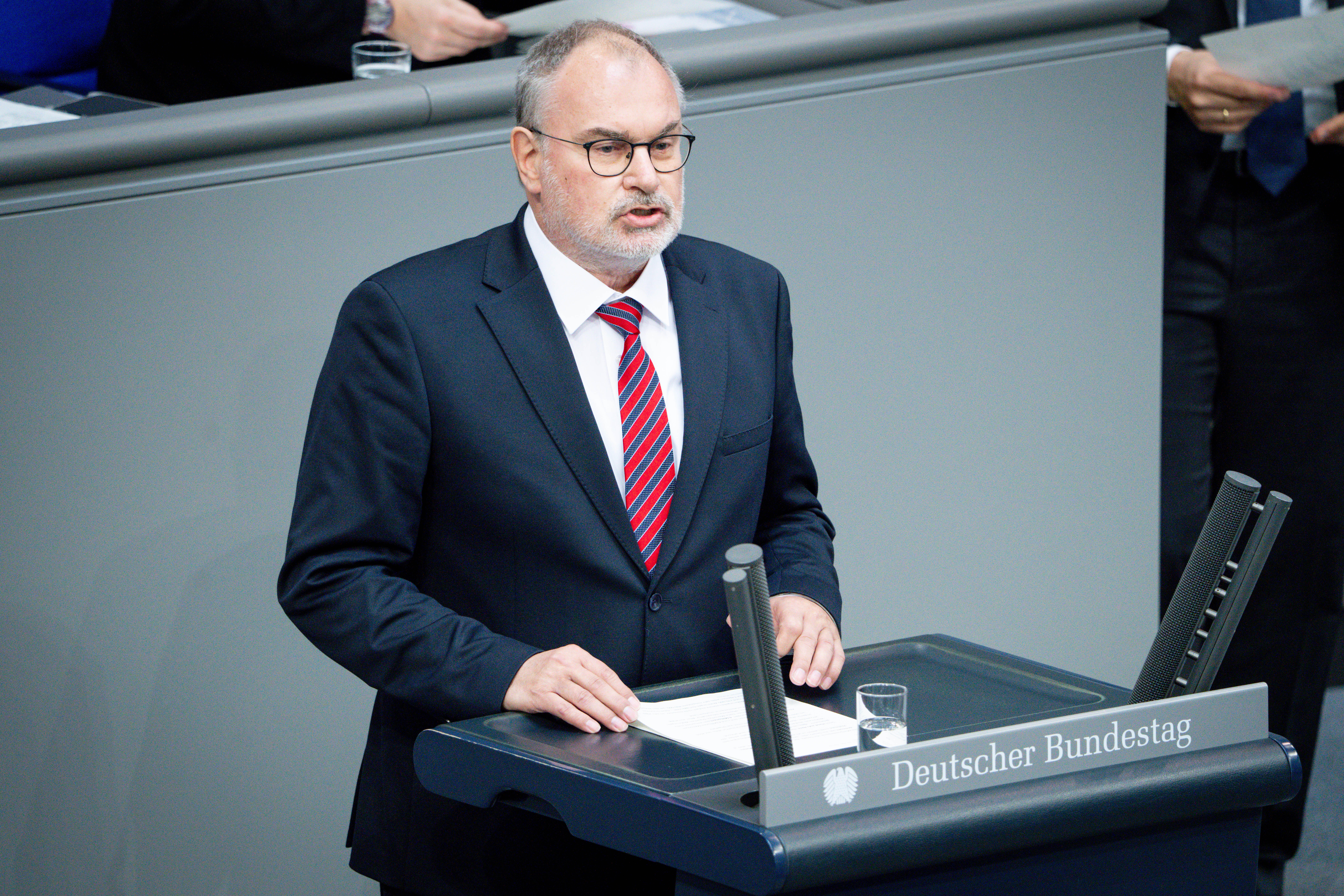 Christoph Grimm hält eine Rede im Bundestag.