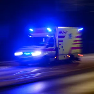 Rettungswagen im Einsatz. Bei einem schweren Unfall wurde eine 17-Jährige lebensgefährlich verletzt (Symbolbild).