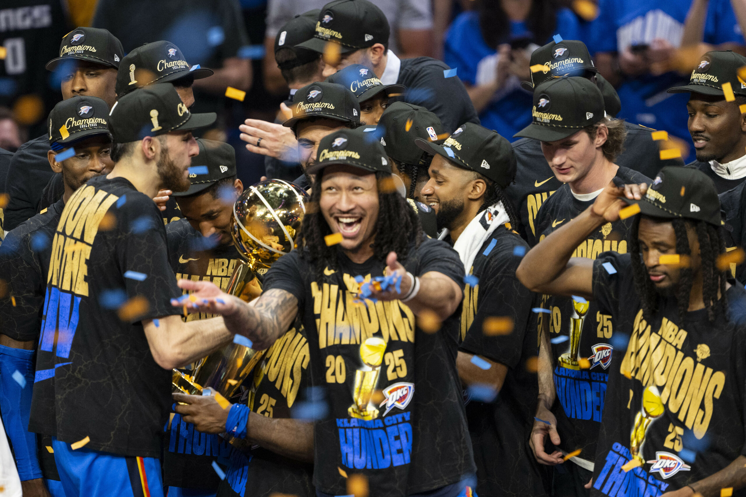 Oklahoma Thunder jubelt mit der Larry O'Brien Trophäe