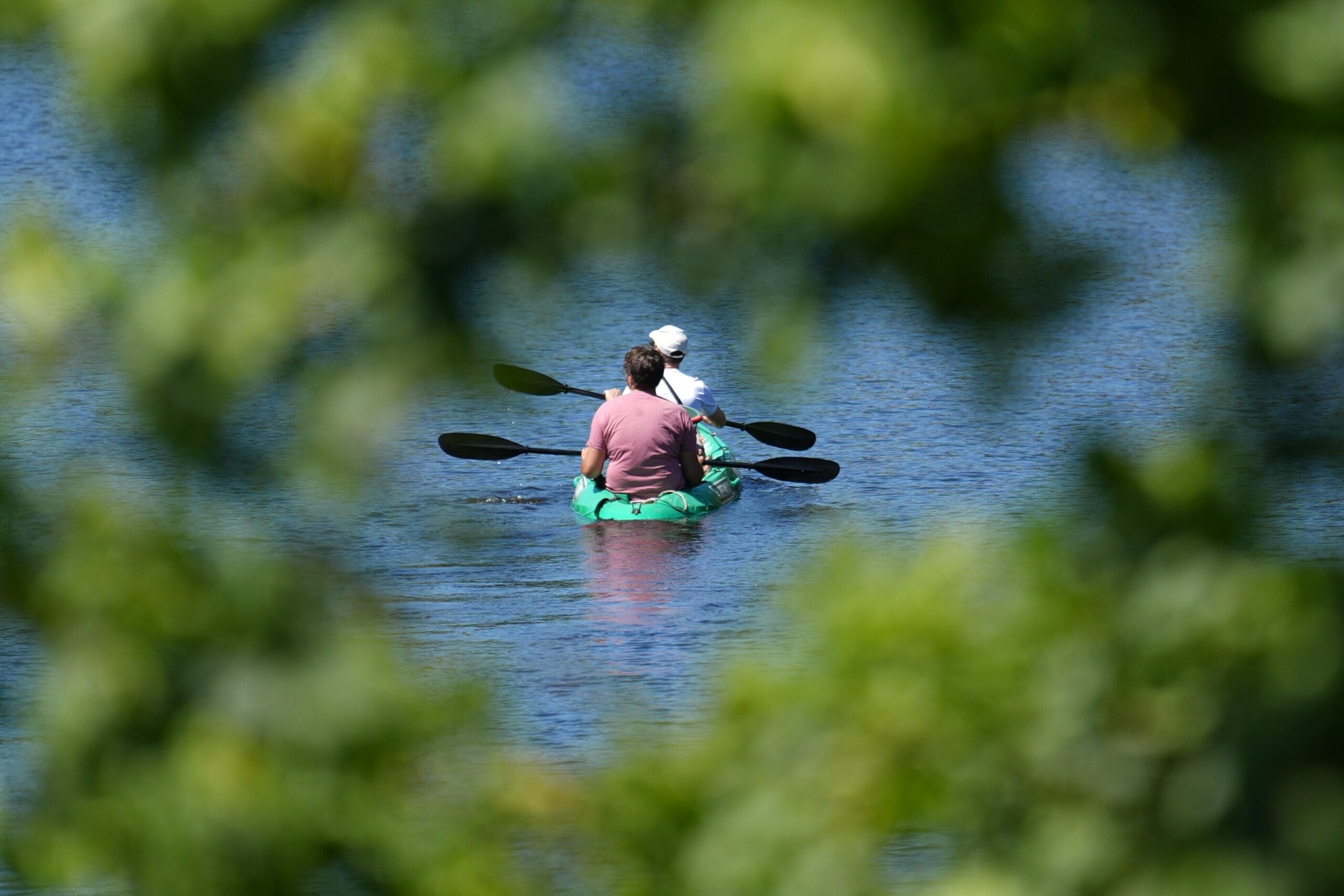 Eine Frau und ein Mann fahren mit einem Kajak auf dem Isebekkanal. (Archivbild)