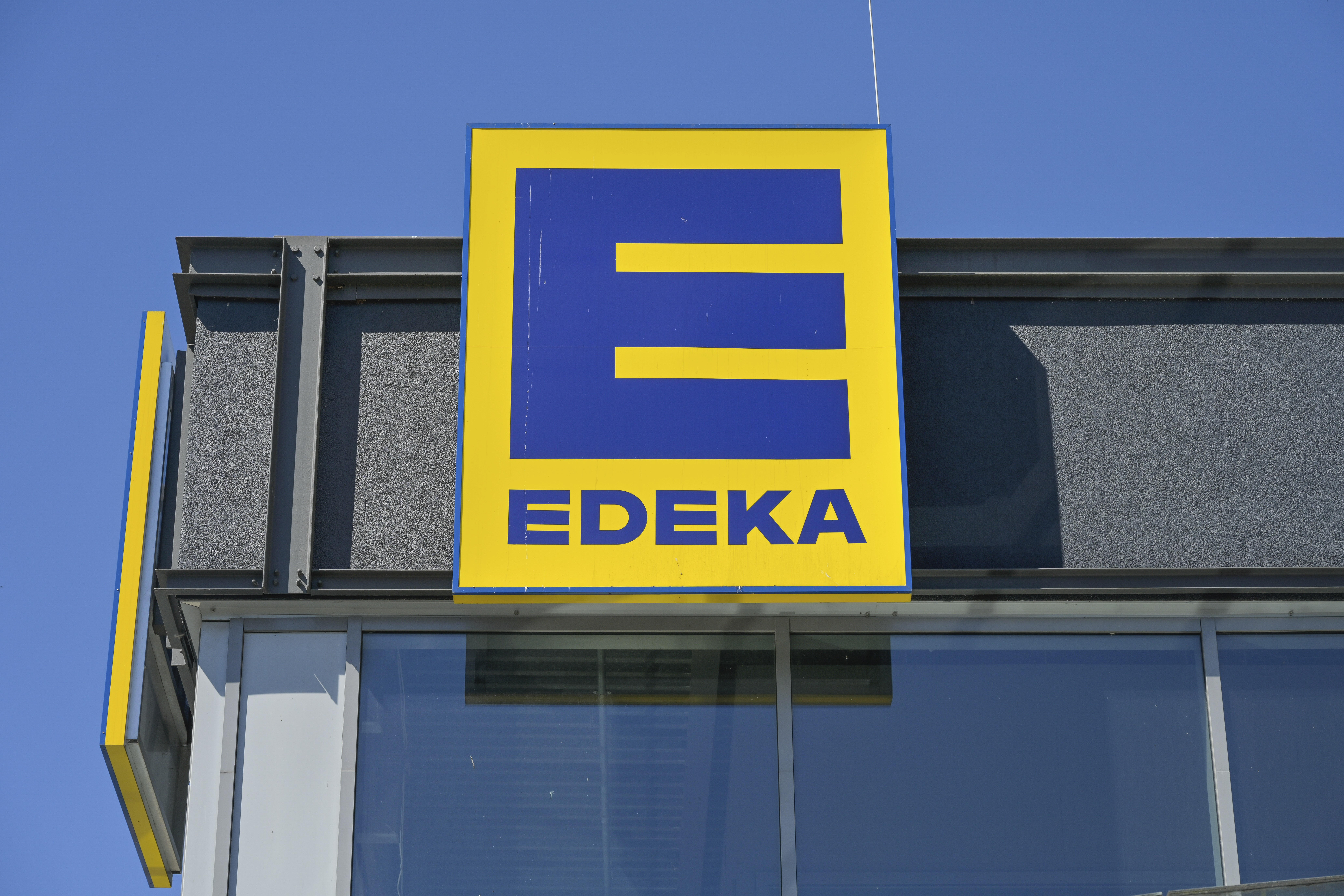 Ein Edeka-Schild über einer Filiale.